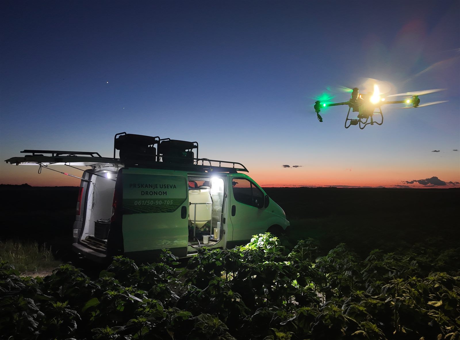 Poljoprivredni dron u letu pored terenskog vozila u sumrak