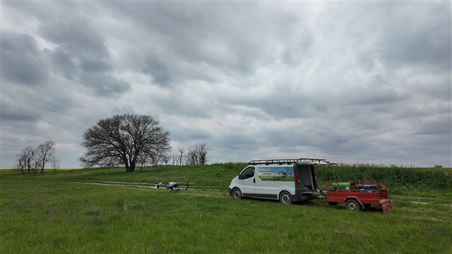 Dron, vozilo i prateća oprema na parceli