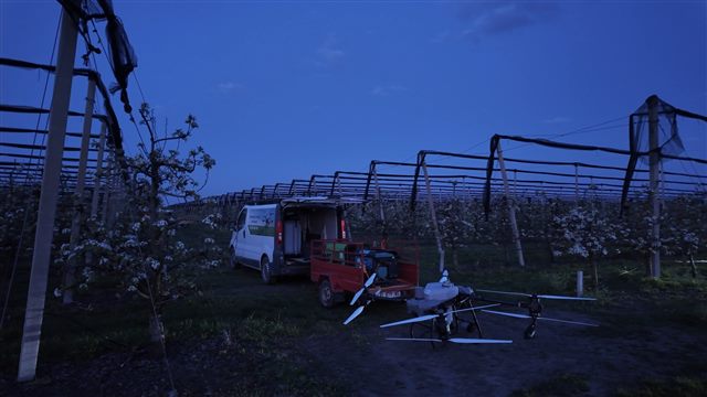 Dron i prateća oprema u voćnjaku u cvetanju