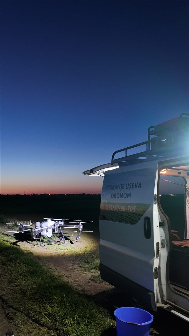 Dron i vozilo spremni za noćni rad