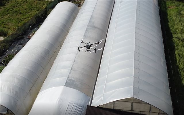 Dron iznad plastenika tokom nanošenja sredstva za senčenje