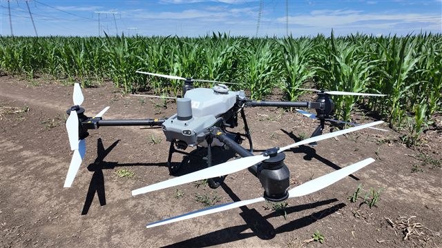 Poljoprivredni dron uz parcelu kukuruza