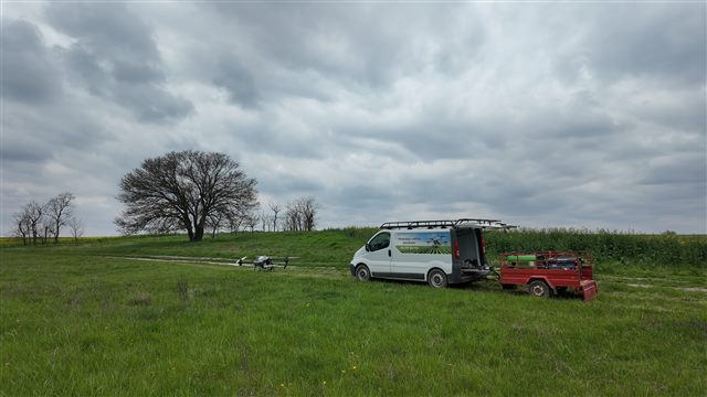 Prateće vozilo i oprema na prostranoj parceli